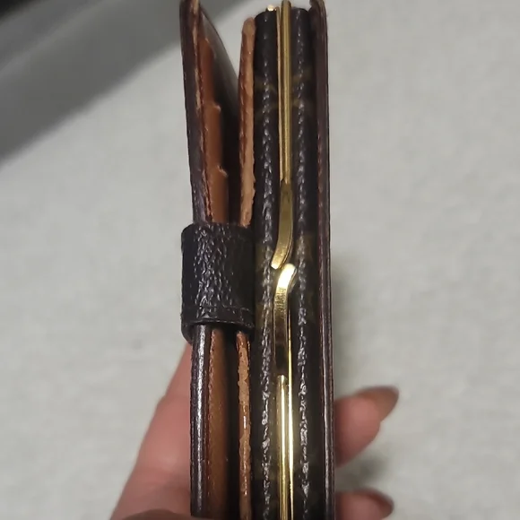 Louis Vuitton -  authentic - Brown Monogram Wallet - Picture 6 of 9